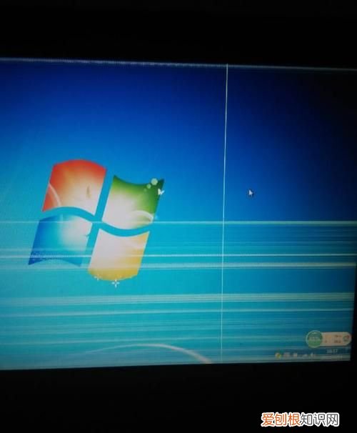 电脑屏幕闪烁横向条纹,电脑显示器屏幕出现闪烁横条纹是怎样回事