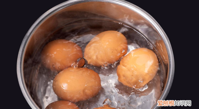 鸡蛋开水煮还是冷水煮才不爆壳,煮鸡蛋冷水下锅还是热水鸡蛋不破