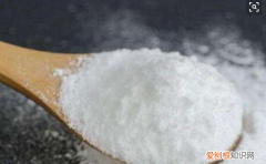 食用碱可以直接用来发面，食用碱可以放在面团里吗