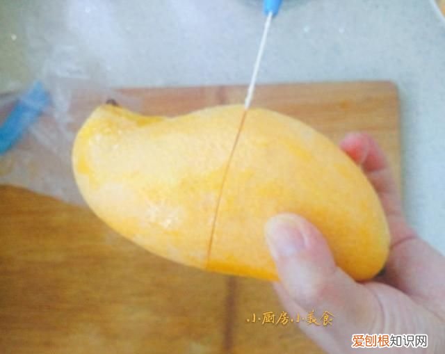 怎么切芒果吃起来方便不用刀 切芒果小技巧这样吃芒果更方便