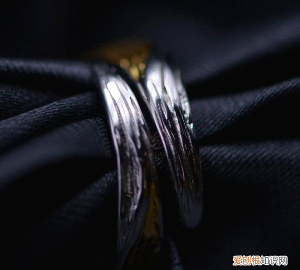 银手镯没带变黑是什么原因，银子好久没带发黑是什么原因