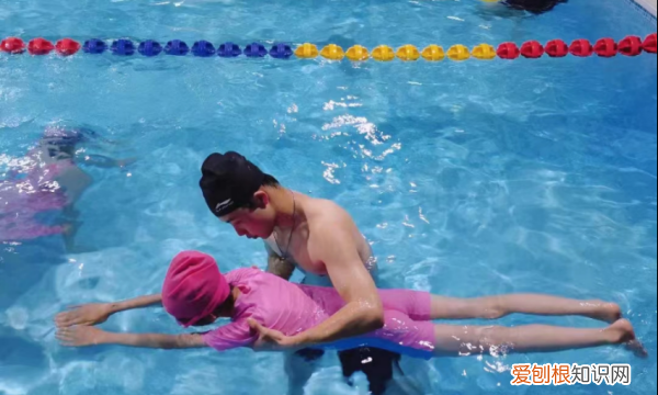 做游泳教练都需要什么资质，游泳教练和救生员需要什么证书