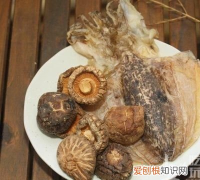 这道香菇墨鱼焖鸡肉比米其林大厨做的还好吃英语