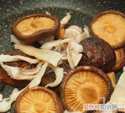 这道香菇墨鱼焖鸡肉比米其林大厨做的还好吃英语