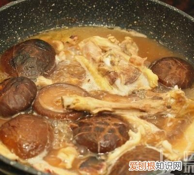 这道香菇墨鱼焖鸡肉比米其林大厨做的还好吃英语