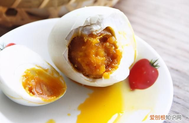 腌咸鸭蛋怎么腌能出油 正确腌咸鸭蛋的方法
