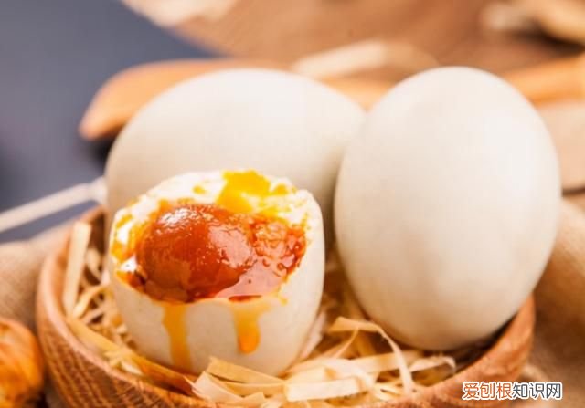 腌咸鸭蛋怎么腌能出油 正确腌咸鸭蛋的方法