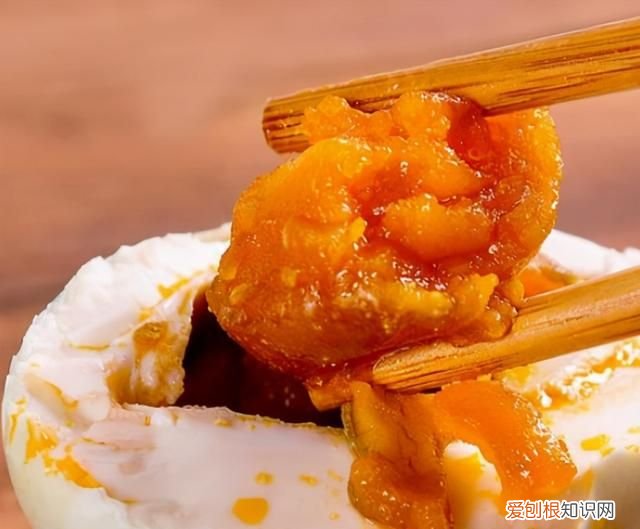 腌咸鸭蛋怎么腌能出油 正确腌咸鸭蛋的方法