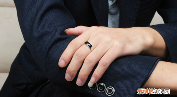 男生戴戒指戴哪只手，男人戴戒指应该戴在哪只手上