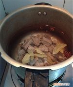 高压锅拔掉帽子为什么冒汤，高压锅炖排骨冒气是怎么回事