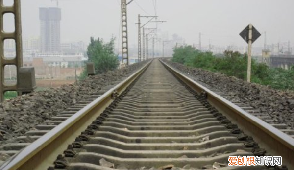 平行线间的距离是什么填空，什么叫两条平行线的距离定义