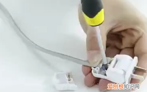 两孔插座怎么接线,公牛2孔插头怎么接线图解