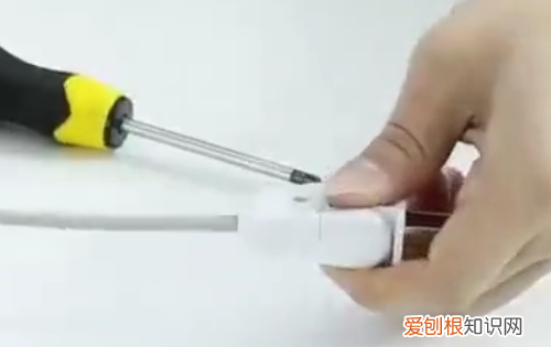 两孔插座怎么接线,公牛2孔插头怎么接线图解