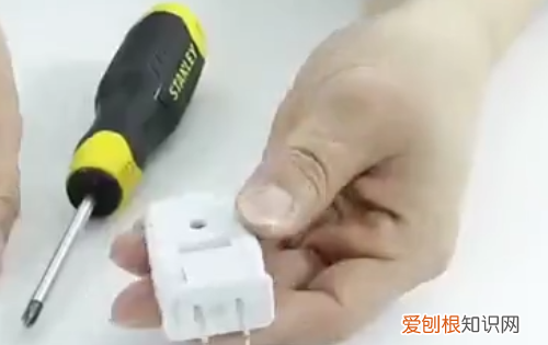 两孔插座怎么接线,公牛2孔插头怎么接线图解