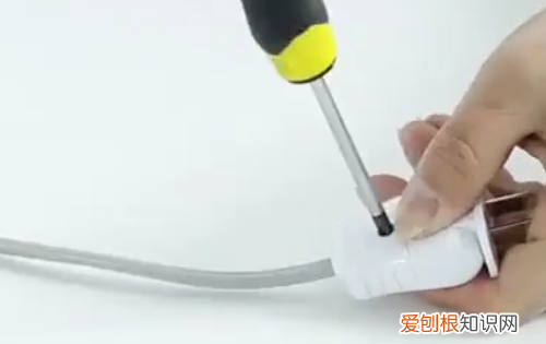 两孔插座怎么接线,公牛2孔插头怎么接线图解