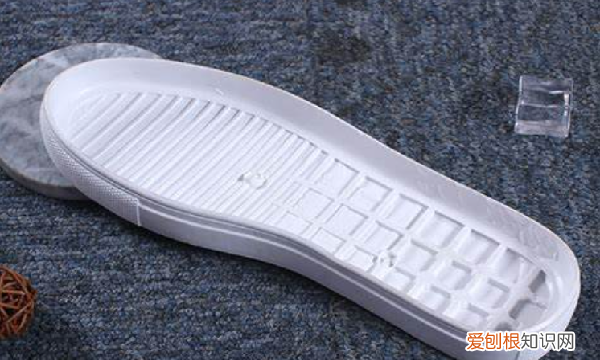 橡胶底的鞋子软,橡胶鞋底是软还是硬