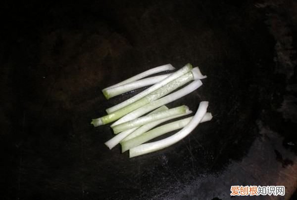 怎么煮生姜葱白水,葱白生姜水的正确做法窍门