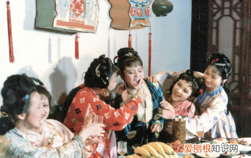 红楼梦鸡蛋事件，鸡蛋黑星儿描写了什么