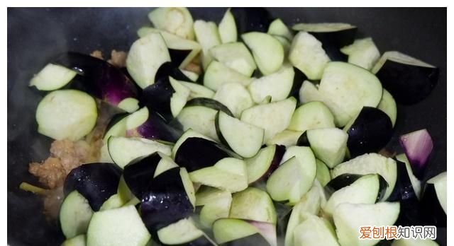切好的茄子丝怎样保存,茄子切好后怎么保存不发黑