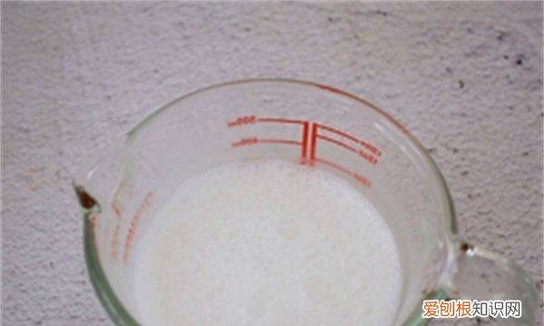 正常的椰子汁什么颜色，椰汁是透明的还是乳白色的