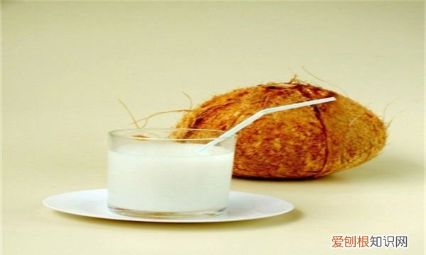 正常的椰子汁什么颜色，椰汁是透明的还是乳白色的