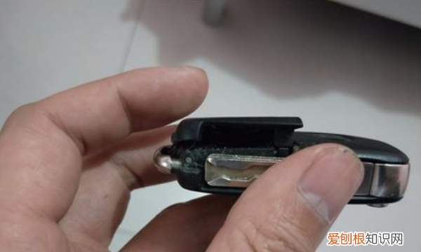 朗逸车钥匙怎么换电池,朗逸钥匙怎么换电池视频