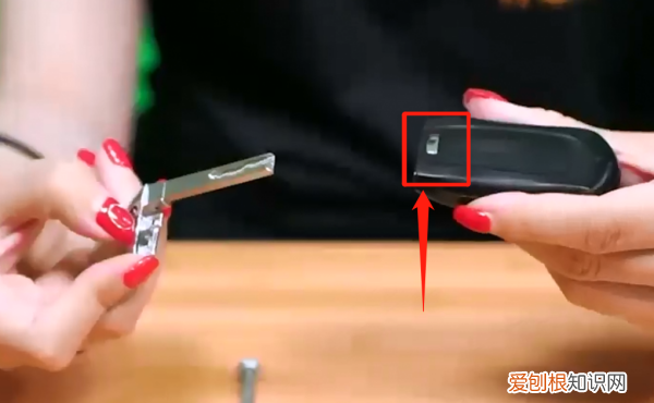 朗逸车钥匙怎么换电池，朗逸钥匙怎么换电池视频