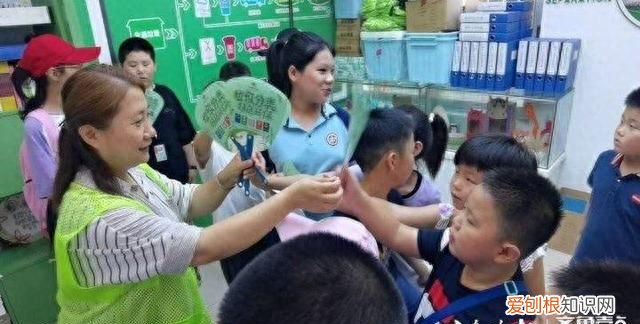 不同颜色的垃圾桶投放不同的垃圾