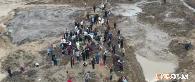 开封河滩又一次发现古币,大量市民寻宝