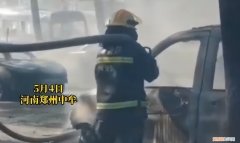 男子无聊点燃杨絮致30余辆车被烧毁