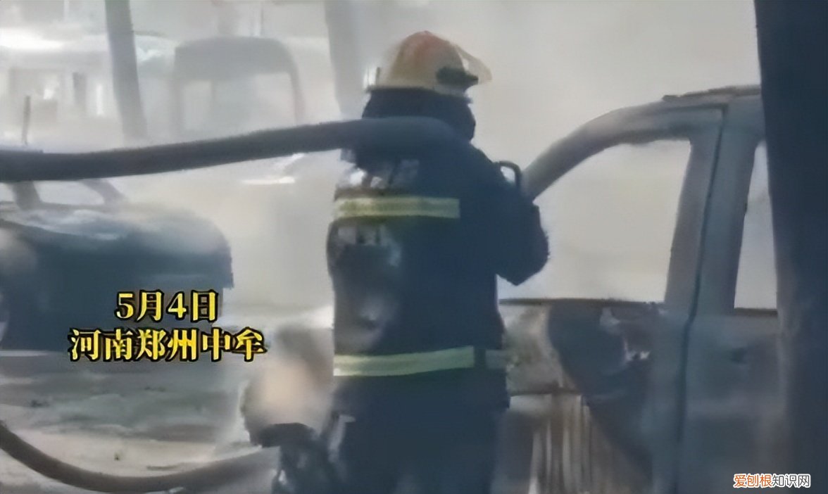 男子无聊点燃杨絮致30余辆车被烧毁