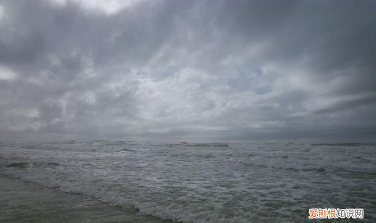 白浪翻滚的意思，白浪翻滚晶莹剔透明珠散落的意思