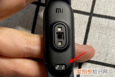 小米手环5怎么充电