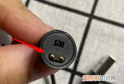 小米手环5怎么充电
