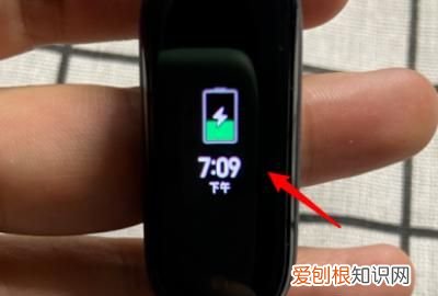 小米手环5怎么充电