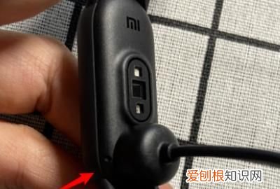 小米手环5怎么充电