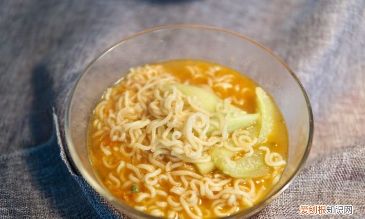 泡面泡几分钟,动车上泡面几分钟