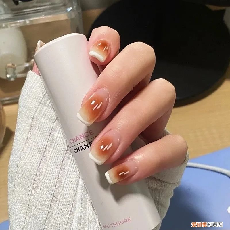 渐变指甲油