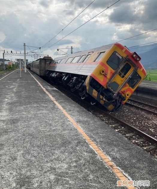 火车连续发出两声长鸣这表示，火车进站写出景物的动态之美