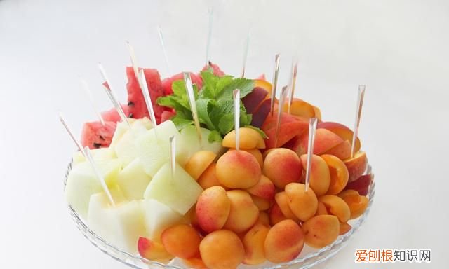 桃和杏可以一起吃吗，桃子和西瓜一起吃有毒桃子不能和什么一起吃