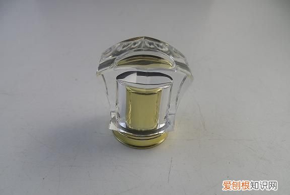香水瓶盖怎么取下来，宝格丽碧蓝香水瓶盖怎么打开