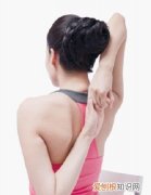 双手后背合十功效，双手背后合十背部挺直的好处有什么