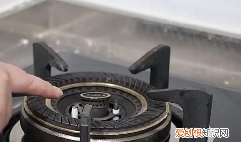 燃气灶自动熄火怎么办?维修的方法很简单