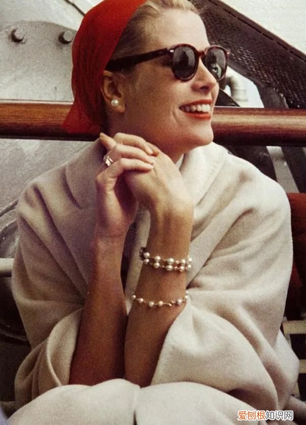 施华洛世奇耳钉是什么材质?(这样的款式才是几年最流行的