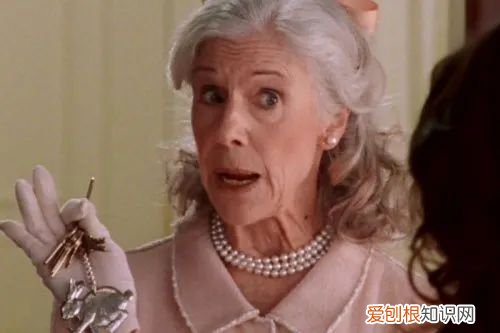 施华洛世奇耳钉是什么材质?(这样的款式才是几年最流行的