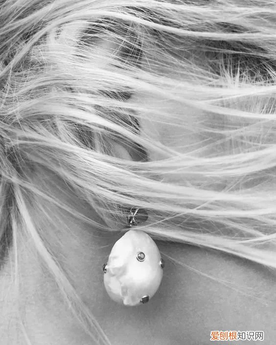 施华洛世奇耳钉是什么材质?(这样的款式才是几年最流行的