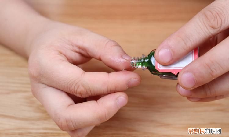 502条黏在手上怎么可以去除