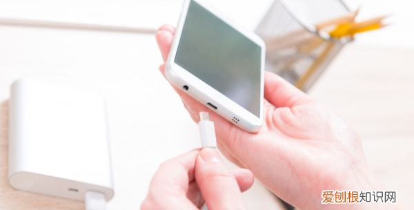 手机充电口被灰尘堵住怎么办,手机充电口被灰尘堵住了怎么办