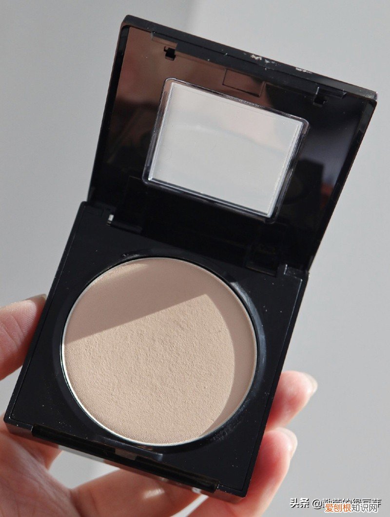 美宝莲粉饼好用吗