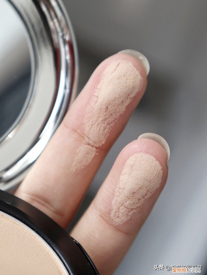 美宝莲粉饼好用吗